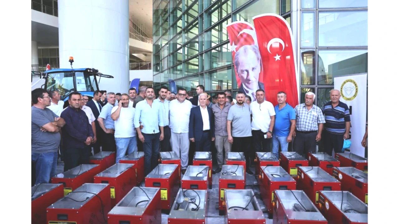 Kırsal Mahallelere Büyükşehir'den Ekipman Desteği İle Tarımda Devrim!
