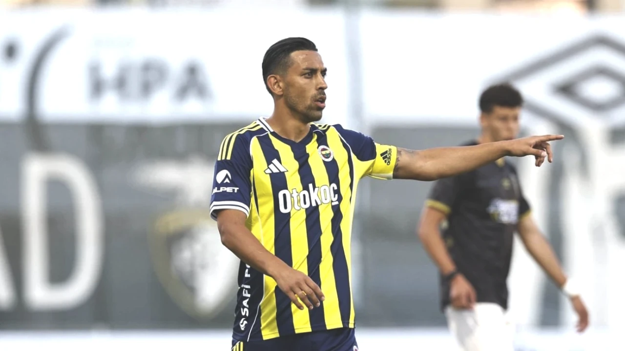 İrfan Can Kahveci'den Ayrılık İddialarına Çarpıcı Yanıt: Fenerbahçe Ailem!