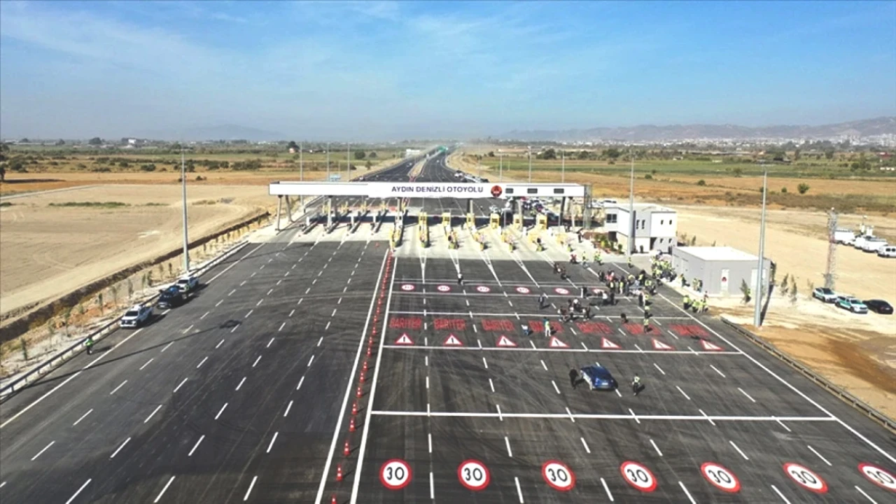 Ege'nin Yeni Otoyolu 2 Saatlik Yolu 55 Dakikaya İndiriyor! Bakan Uraloğlu'ndan Müjdeli Açıklama