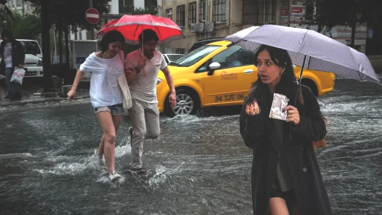İstanbul'u Yağmur Sarmaladı! Meteoroloji Saat Saat Uyarıyor: Sağanak ve Fırtına Tehlikesi!
